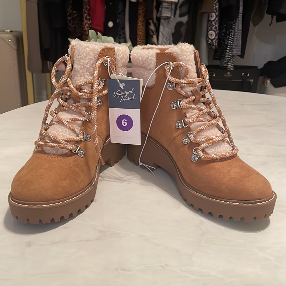 Universal Thread Size 6 boots new.